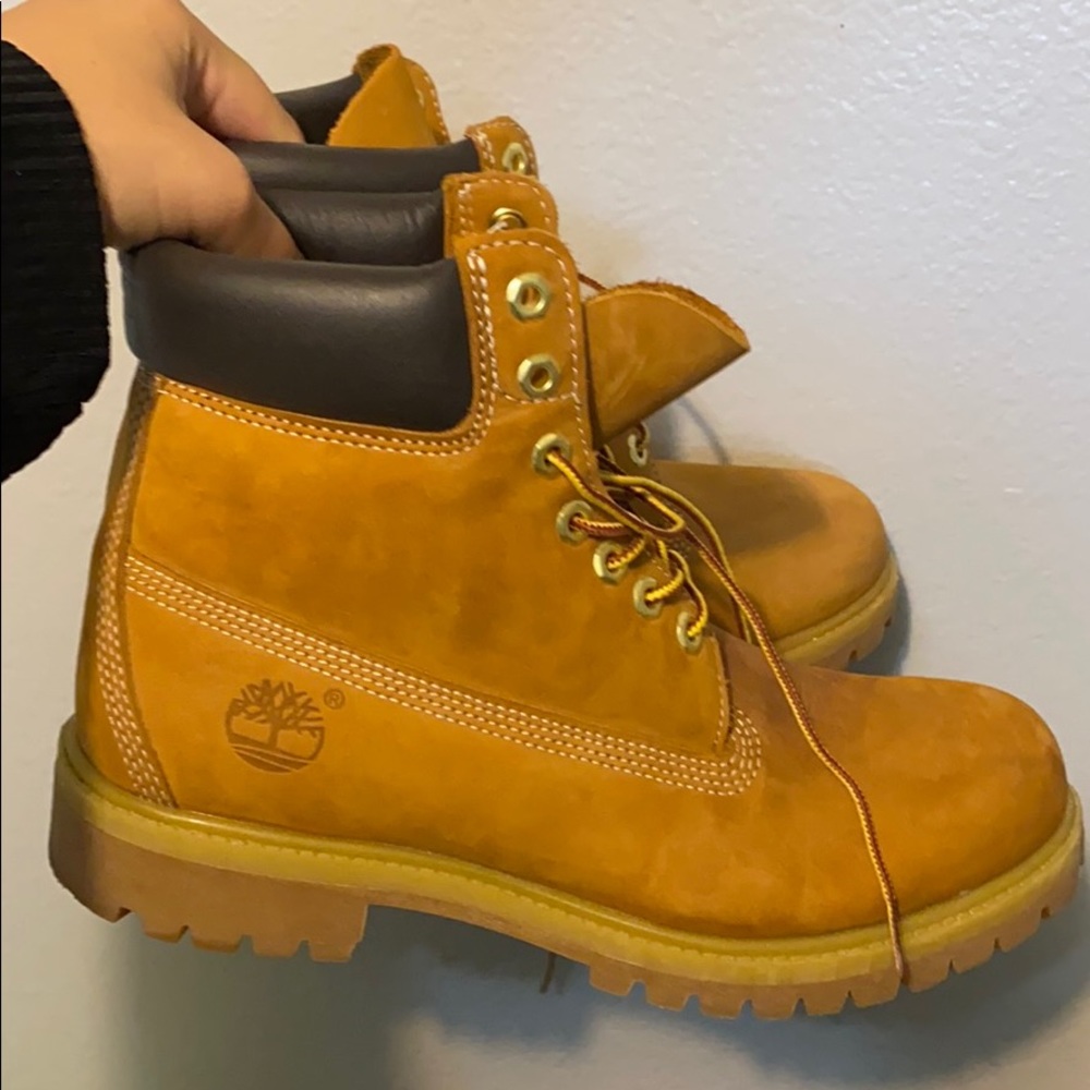 Beige timberlands men’s 81/2 women’s 10